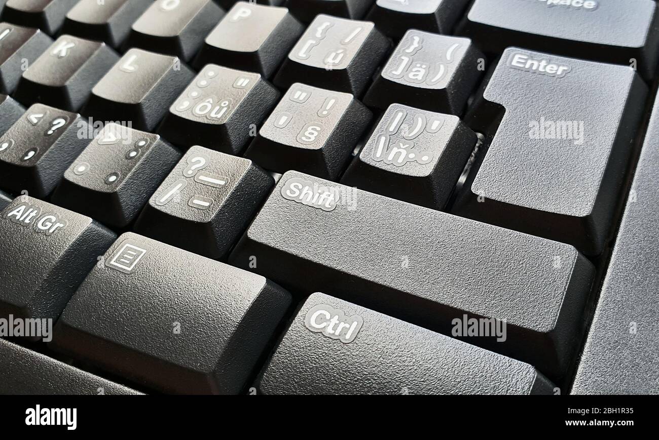 Nahaufnahme der schwarzen Tastaturtasten. Selektiv auf Vordergrund fokussiert, Umschalttaste. Stockfoto