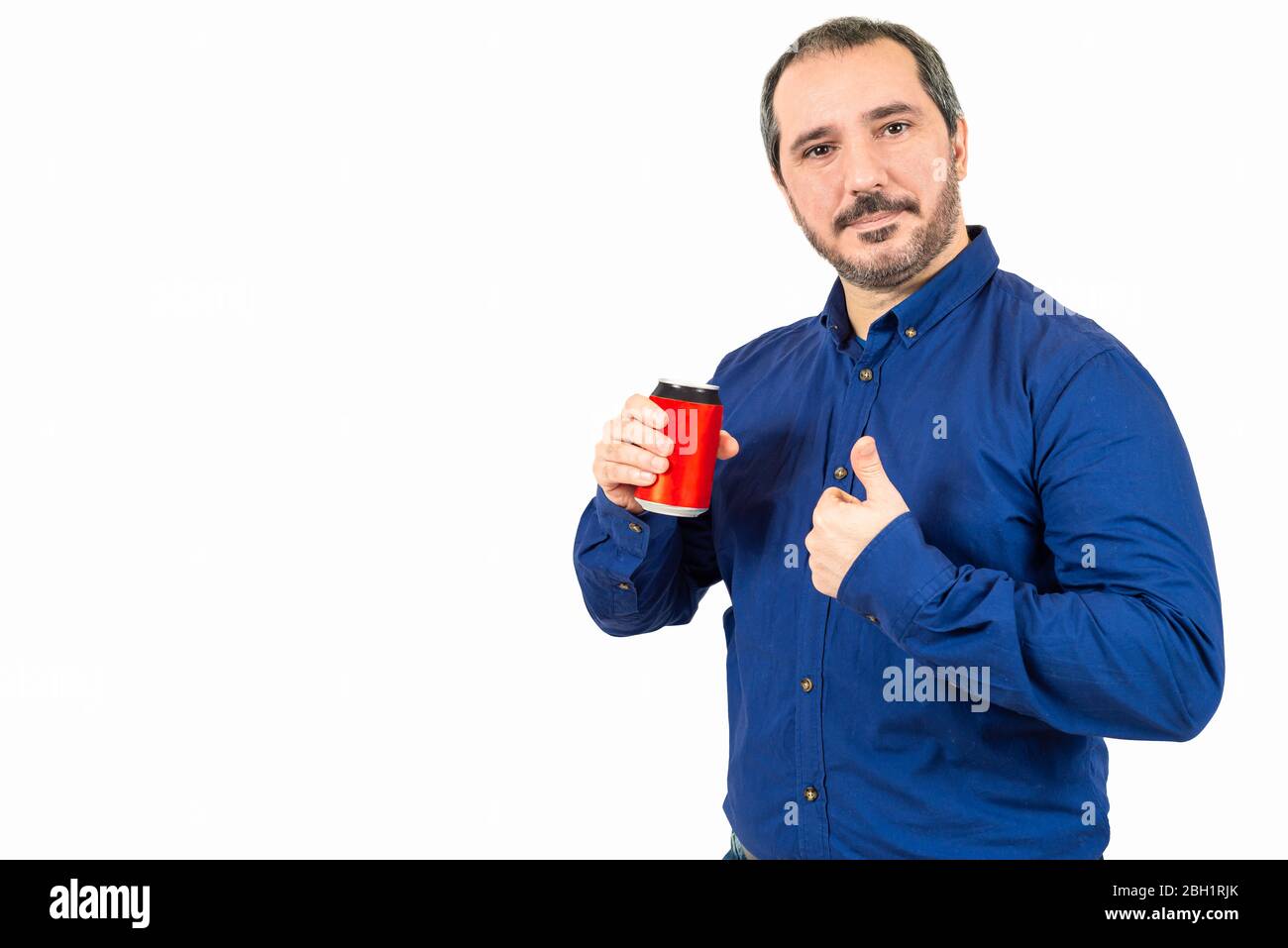 40er Mann hält Blechdose mit Soda auf weißem Hintergrund Stockfoto