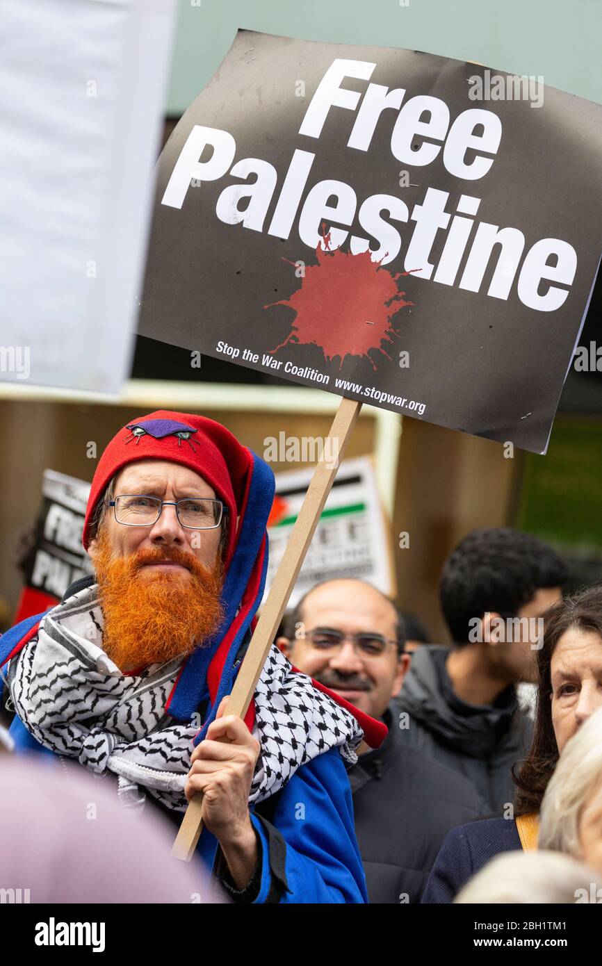 Porträt eines Mannes mit Ingwerbart, der ein Protestschild bei der Nationalen Demonstration und Kundgebung 'Justice Now: Make it right for Palestine', London, 2017 hält Stockfoto