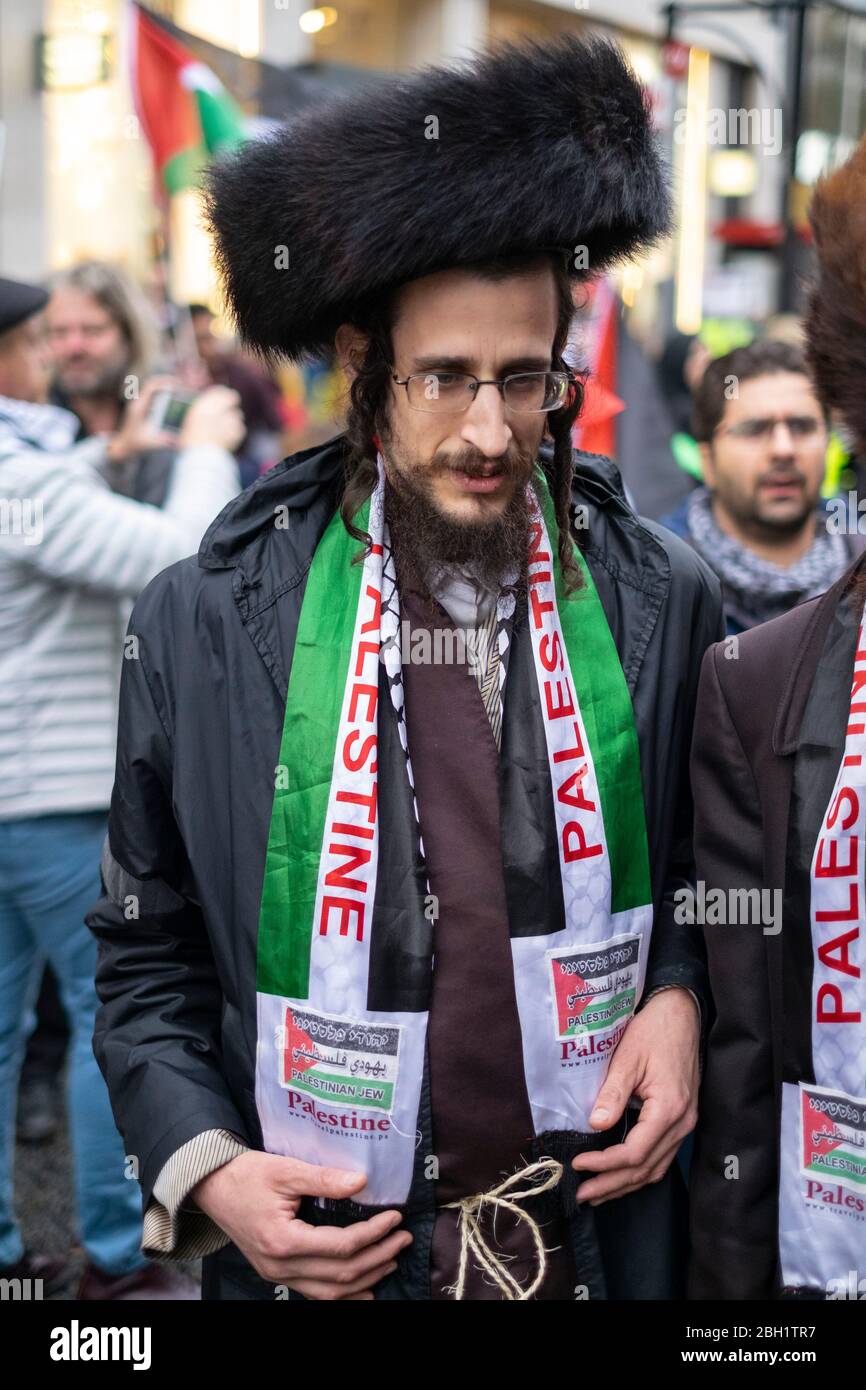 Porträt eines orthodoxen Juden, der zur Unterstützung Palästinas beim Nationalen Marsch marschiert und sich auf die Kundgebung "Justice Now: Make it right for Palestine", London, 2017, einlässt Stockfoto