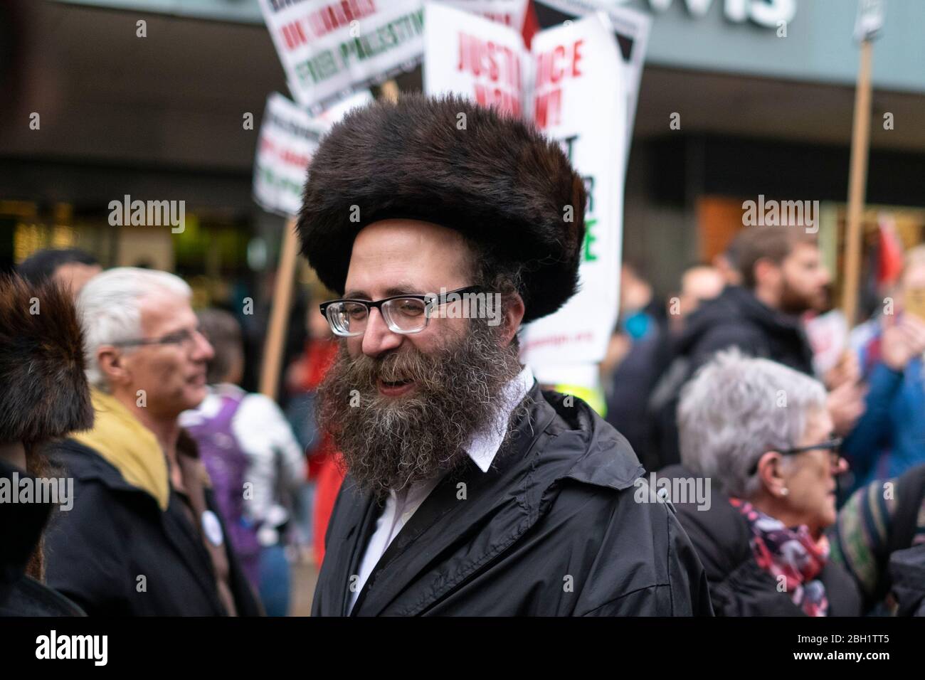 Porträt eines orthodoxen Juden, der zur Unterstützung Palästinas beim Nationalen Marsch marschiert und sich auf die Kundgebung "Justice Now: Make it right for Palestine", London, 2017, einlässt Stockfoto