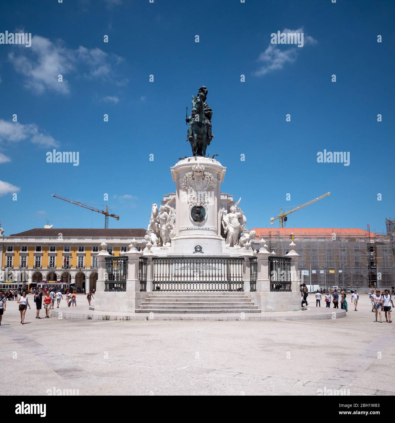 Die Statue von König José I. auf dem Comercio-Platz mit dem Triumphbogen im Hintergrund; Lissabon, Portugal. Stockfoto