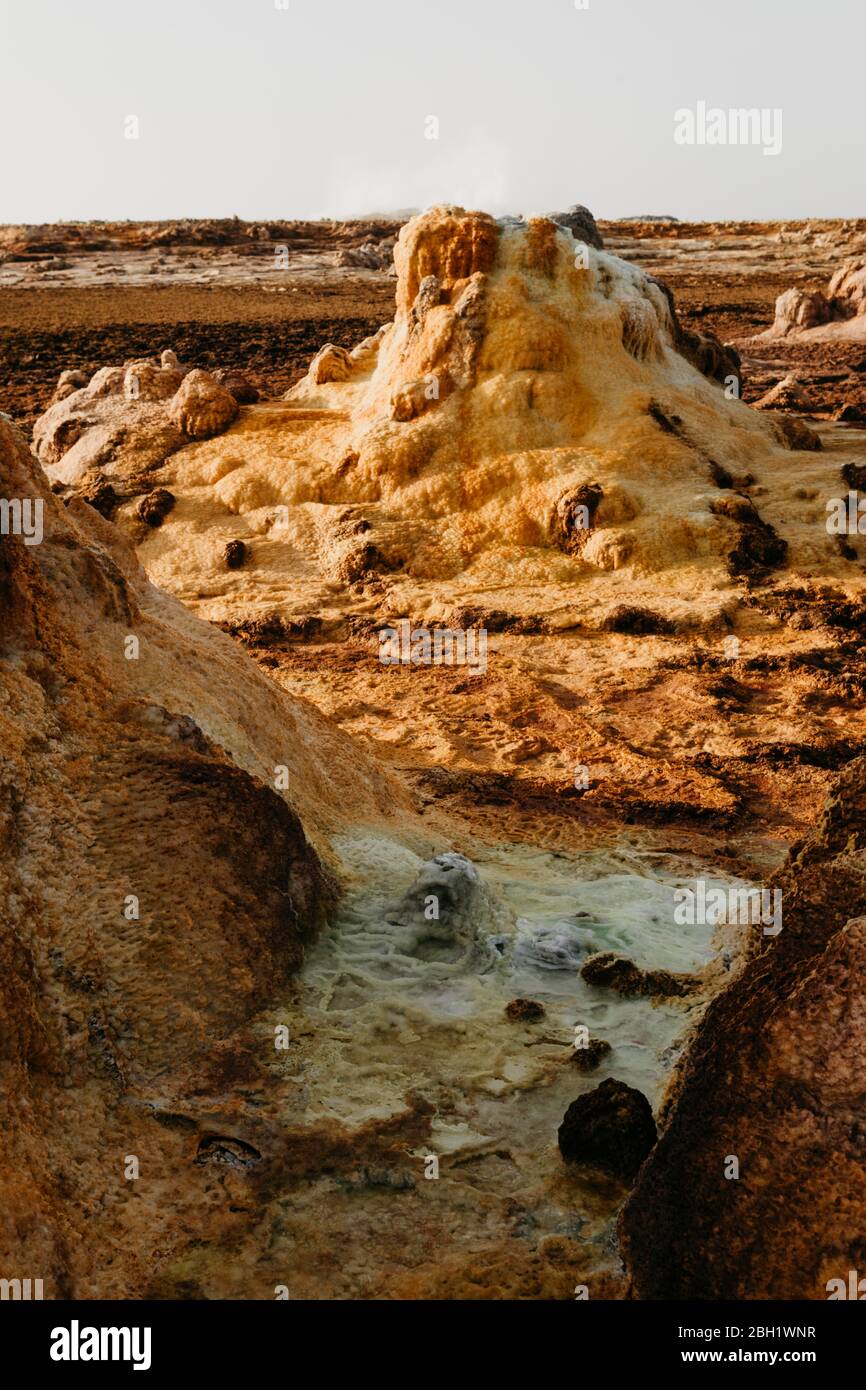 Vulkanische Landschaft mit Mineral in Dallol Geothermales Gebiet in Danakil Depression, Äthiopien, Afar Stockfoto