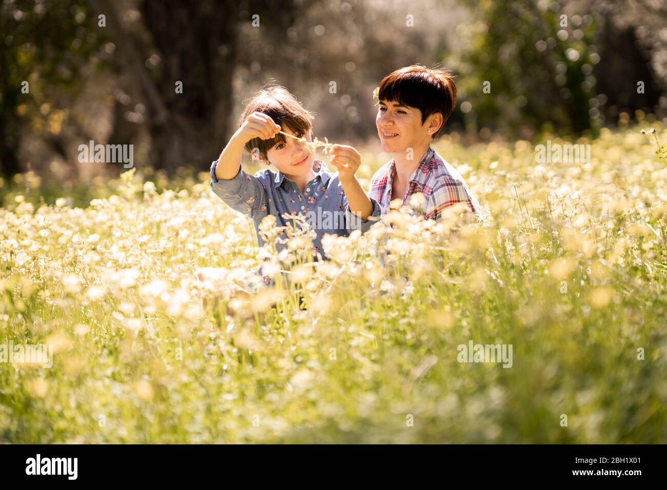 Mutter und Tochter in einem Feld von Wildblumen Stockfoto