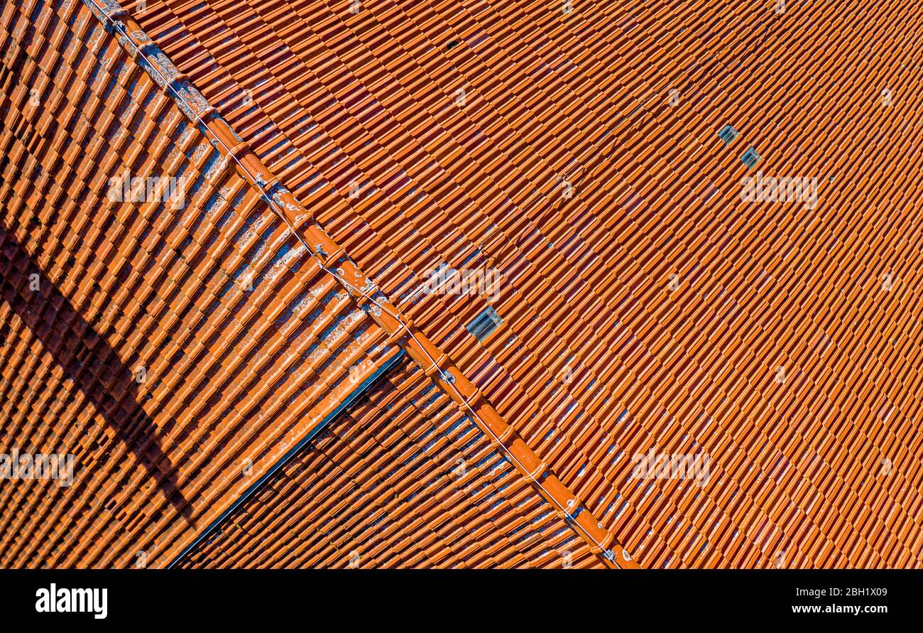 Rote Dachabdeckung Textur. Farm House. Antenne Stockfoto