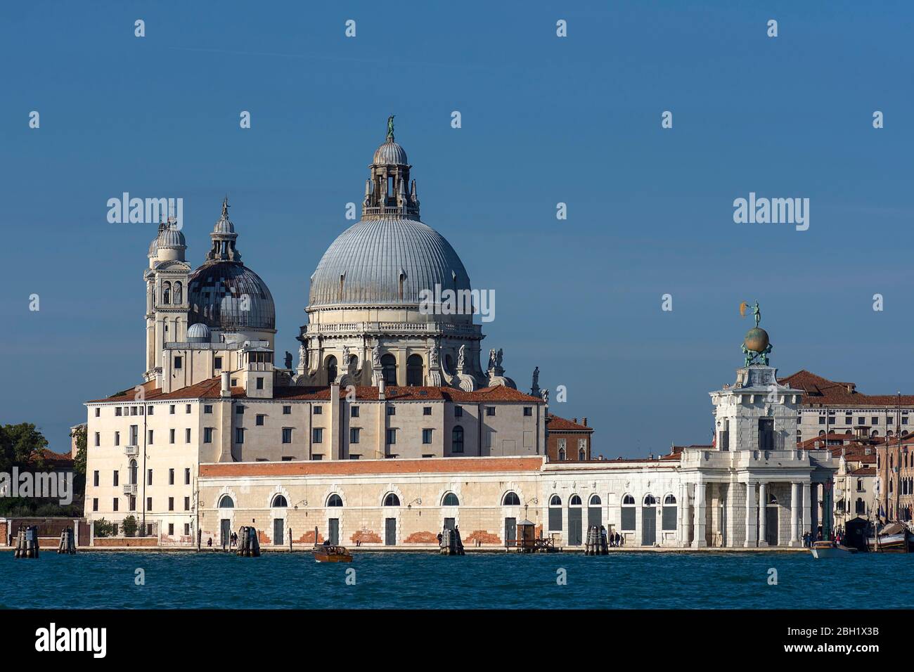 Kirche Santa Maria della Salute, vor Museum für moderne Kunst, blauer Himmel, Venedig, Venetien, Italien Stockfoto