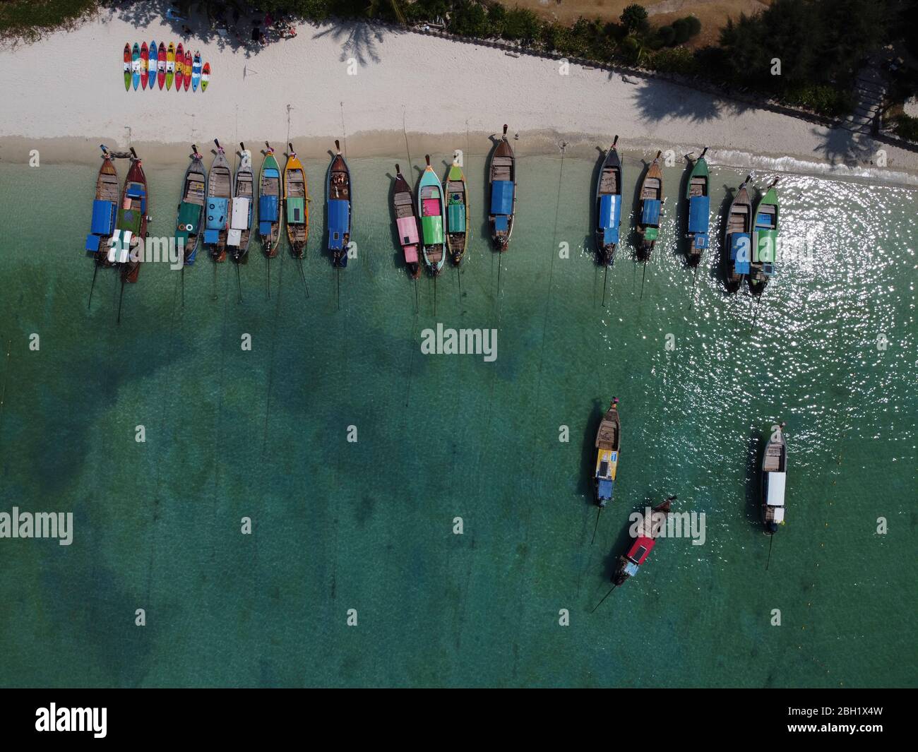 Traditionelle Holzboote am Strand, Ko Phi Phi Don, Thailand Stockfoto