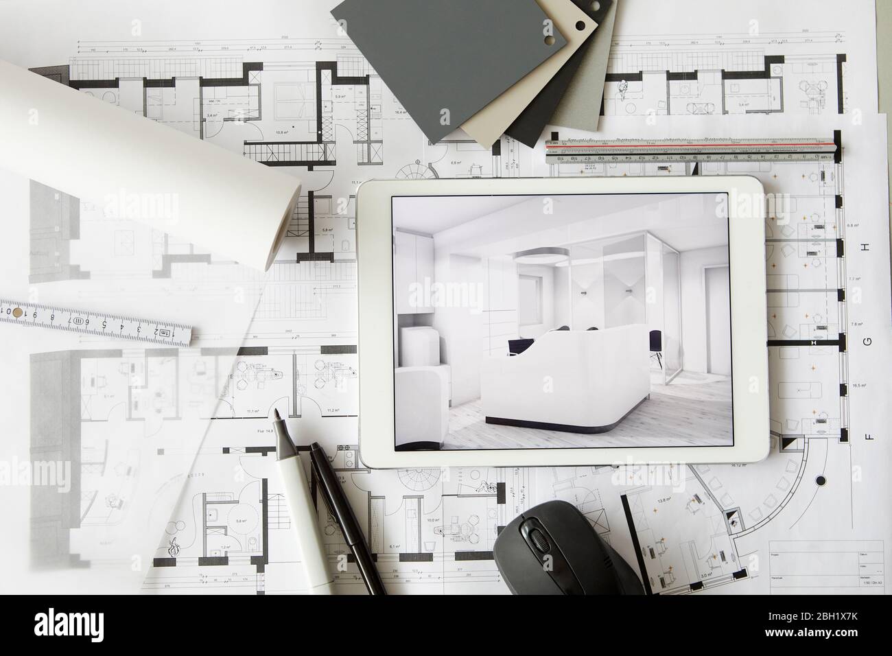 Architekturentwürfe und digitale Tablette mit moderner Vitrinenausstattung Stockfoto