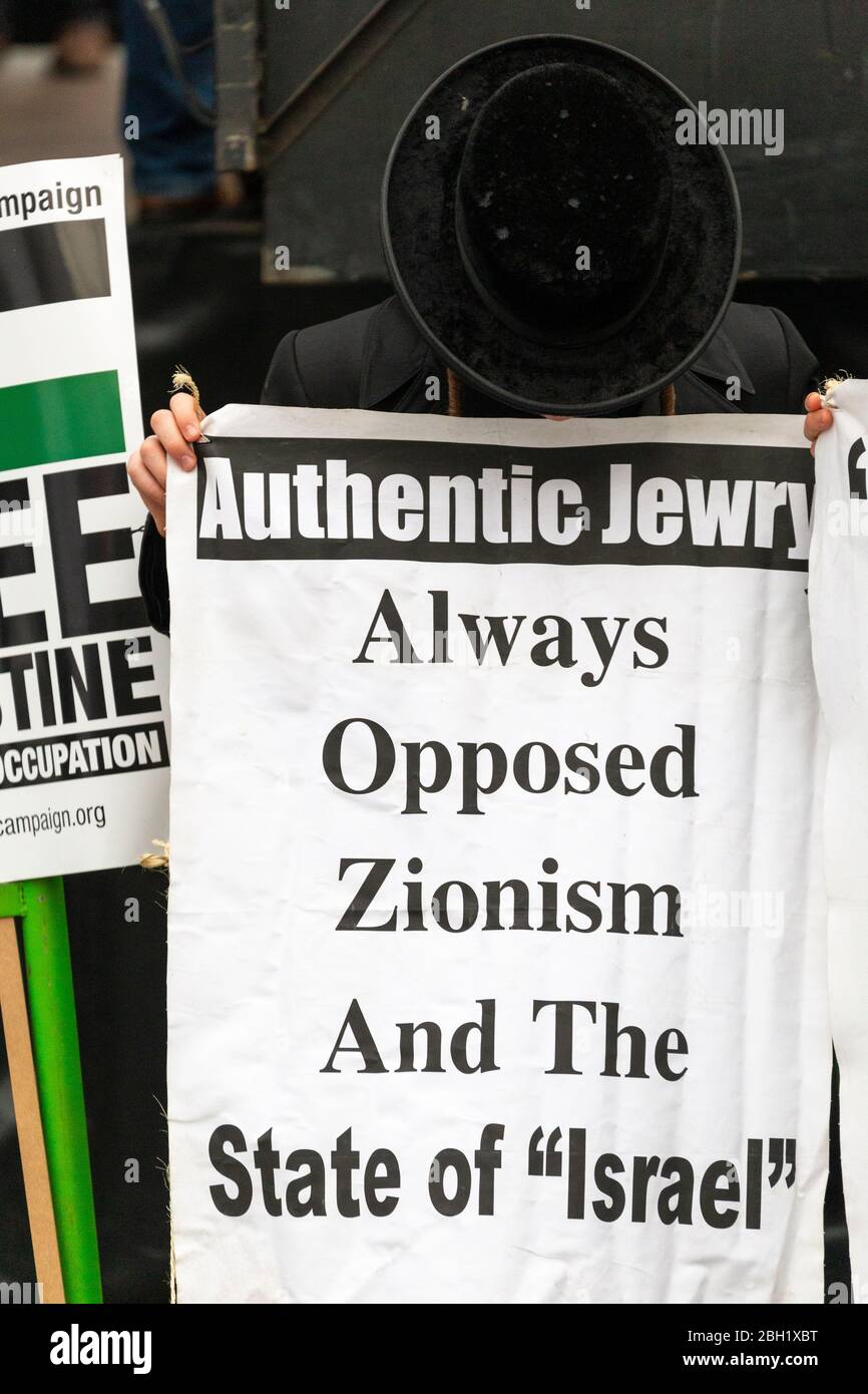 Orthodoxer Jude beugte sich vor dem Kopf und hielt ein Schild zur Unterstützung Palästinas bei der Nationalen Kundgebung "Justice Now: Make it right for Palestine", London, 2017 Stockfoto