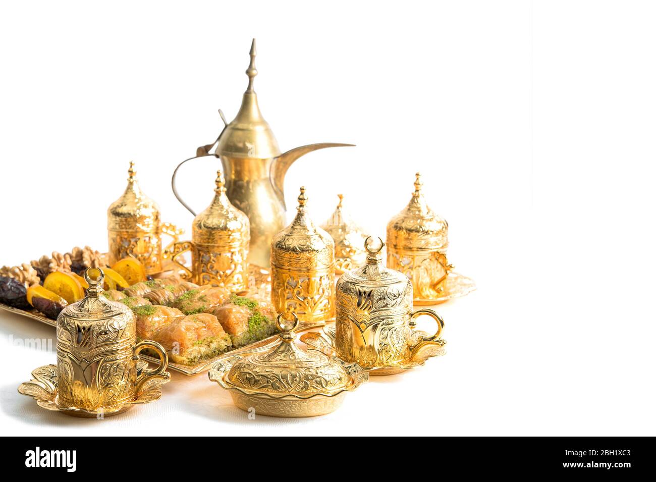 Orientalisches Süßes Essen, Genuss, Kaffee Tee Tassen und goldene Dekoration Stockfoto
