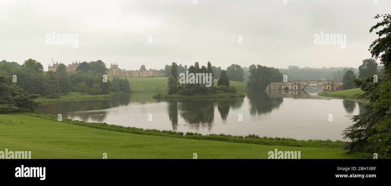 See und Brücke am Blenheim Palast mit dem Palast und Geburtsort von Winston Churchill im Hintergrund Stockfoto