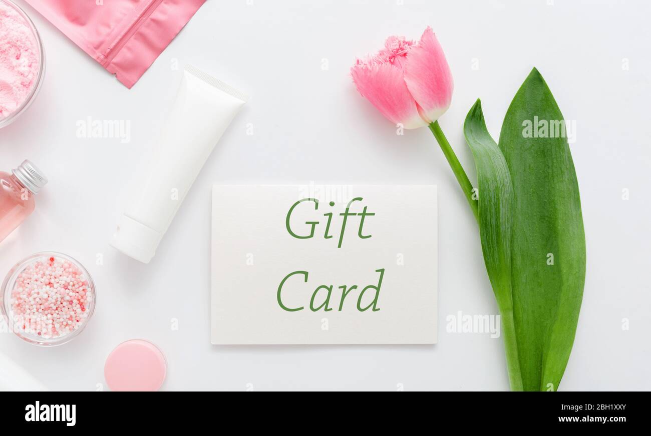Geschenkkarte mit rosa Blume auf weißem Hintergrund von Schönheitssalon Kosmetik Parfümerie Shop. Geschenkkarte Geschenk-Gutschein für Frau. Überraschungsgutschein für Stockfoto
