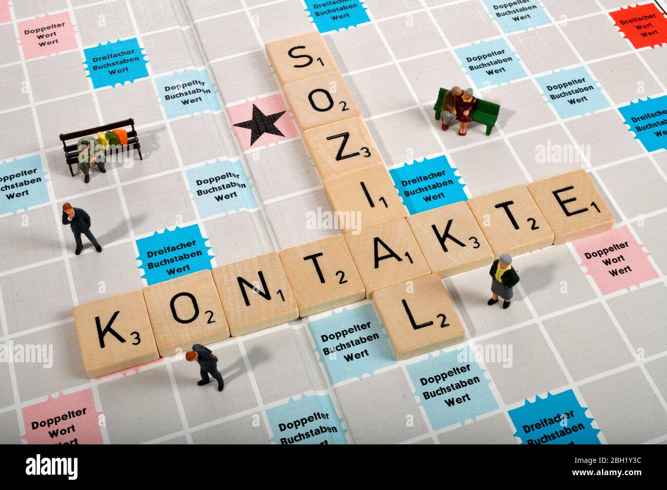 Buchstabenspiel, symbolisches Bild, Buchstaben machen die Worte sozial und Kontakt, sozialer Kontakt, Koronakrise, Deutschland Stockfoto