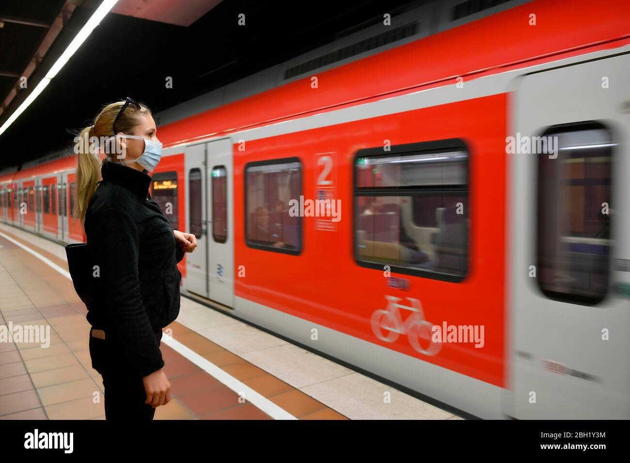 Frau mit Atemschutzmaske, Warten auf Zug, S-Bahn, Corona-Krise, Stuttgart, Baden-Württemberg, Deutschland Stockfoto