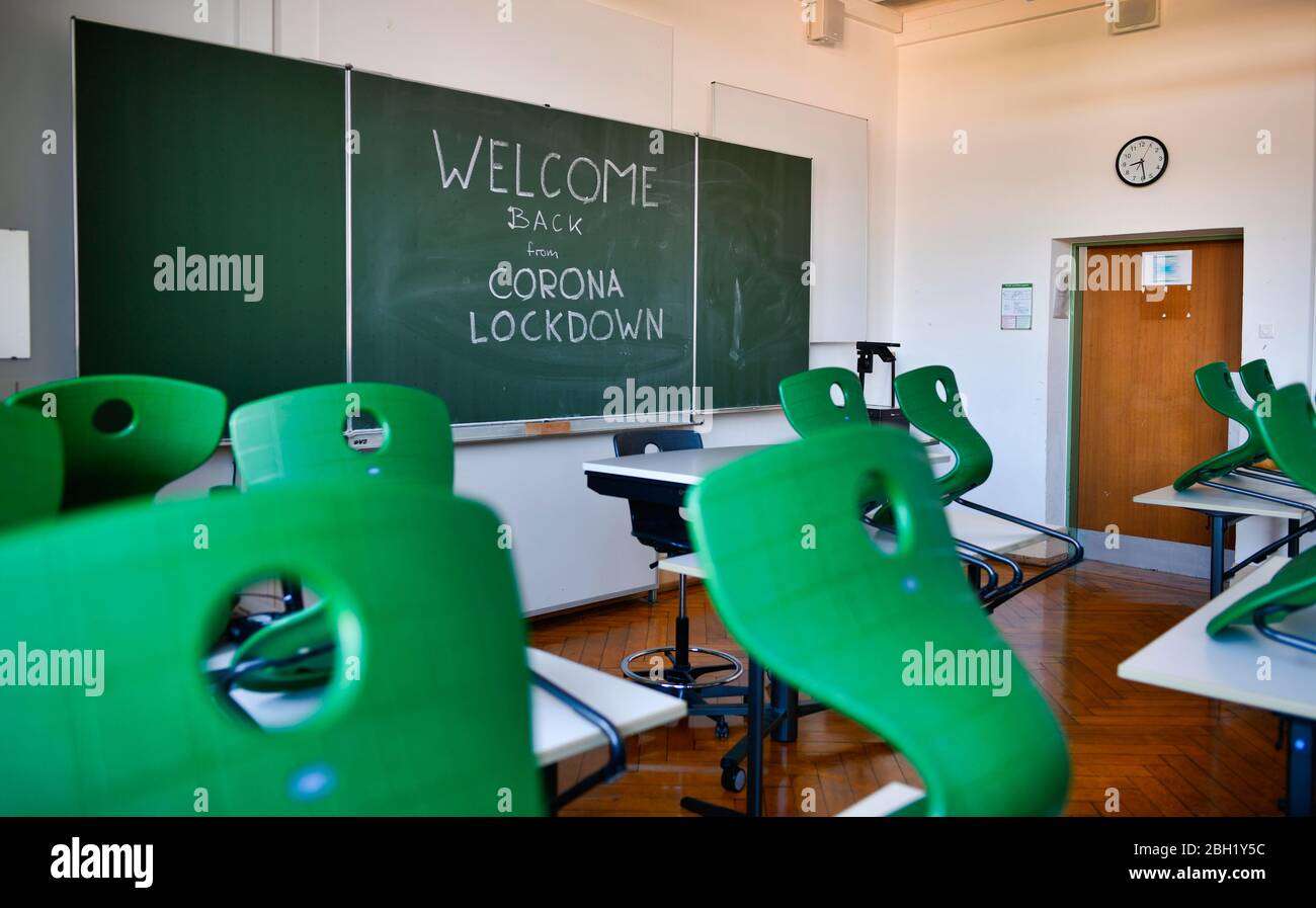 Schulbeginn nach der Sperrung Coronas, leeres Klassenzimmer, Deutschland Stockfoto
