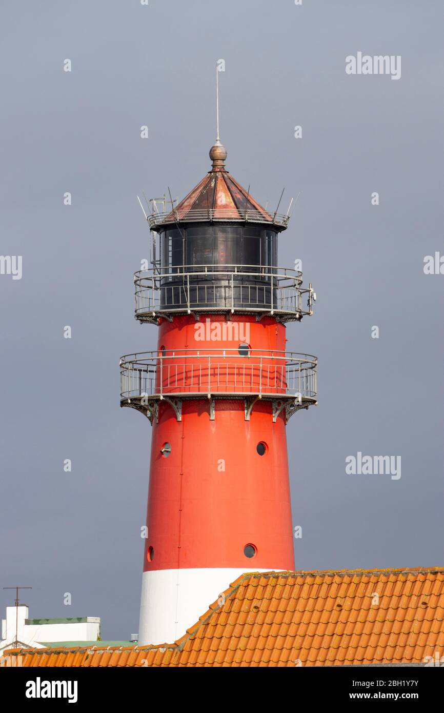 Deutschland, Schleswig-Holstein, Busum, Roter Leuchtturm gegen grauen Himmel Stockfoto