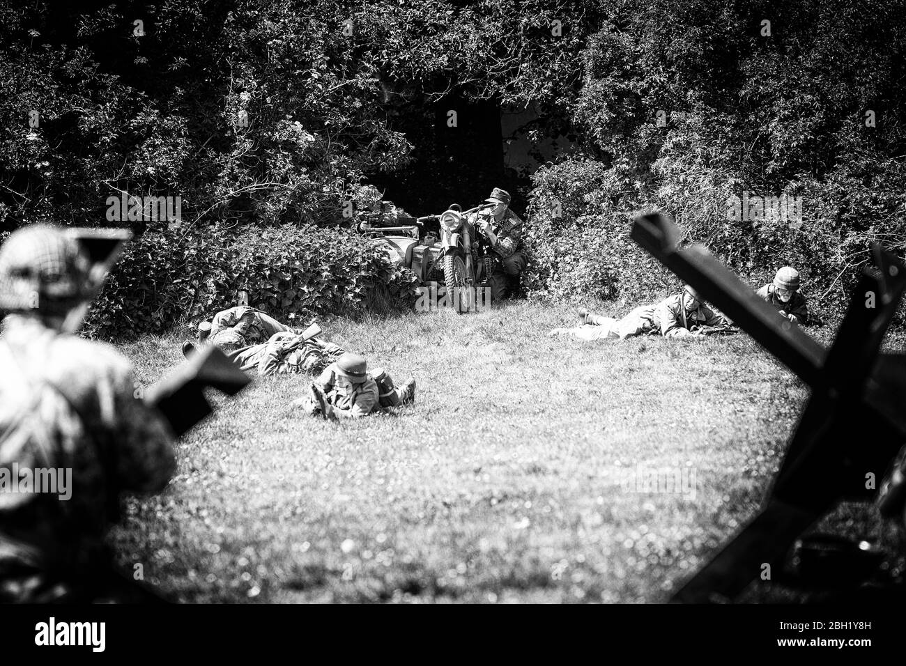 Soldaten des 2. Weltkriegs auf dem Schlachtfeld Nachstellung Display, Brennen Waffen umgeben von Rauch und Krieg. Stockfoto