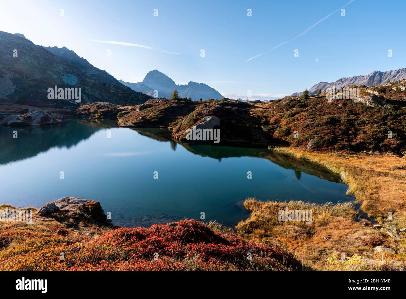 Schweiz, Kanton Graubünden, Ufer des Crap Alv Lajets See bei Herbstuntergang Stockfoto