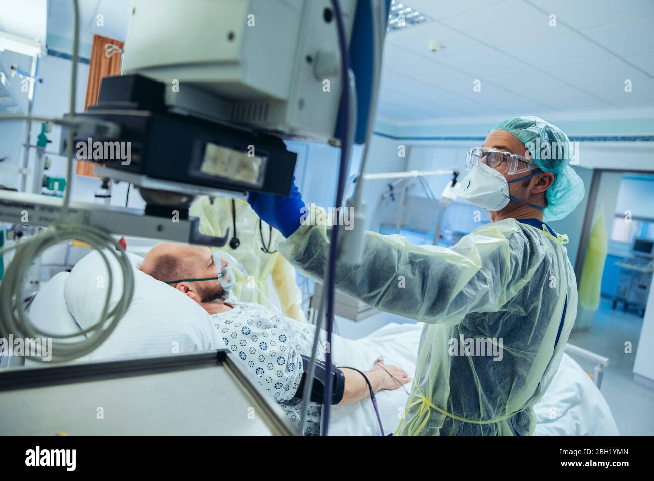 Arzt, der den Patienten in der Notaufnahme eines Krankenhauses betreut und den Bildschirm betrachtet Stockfoto