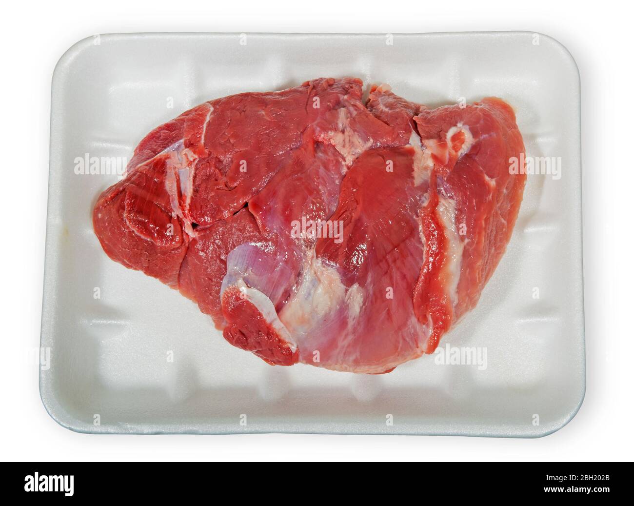 Rohes Fleisch in Verpackungen isoliert auf weißem Hintergrund. Stockfoto