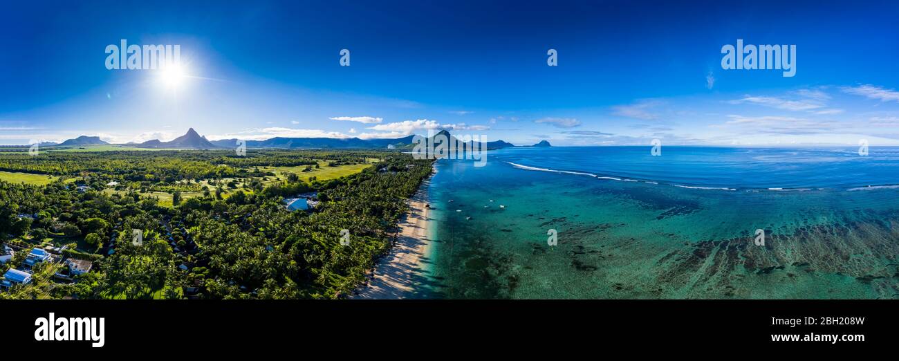 Mauritius, Black River, Flic-en-Flac, Luftpanorama der Sonne, die im Sommer über Palmen am Küstenstrand scheint Stockfoto