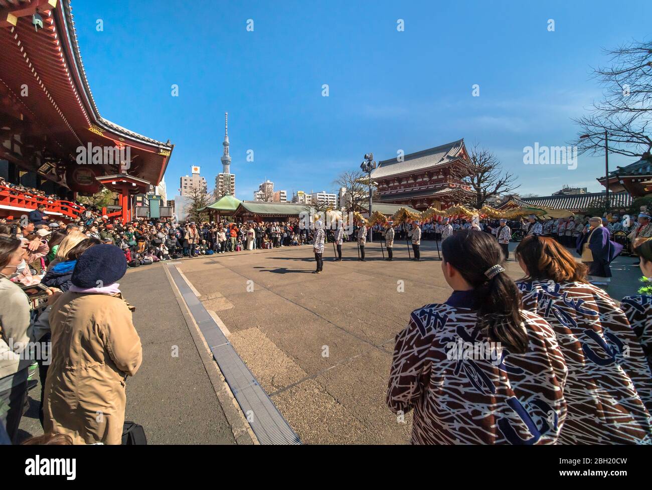 tokio, japan - märz 18 2020: Japanische Puppenspieler halten einen riesigen goldenen Drachen für das traditionelle Tanzfestival, das dem Bodhisattva Kan gewidmet ist Stockfoto