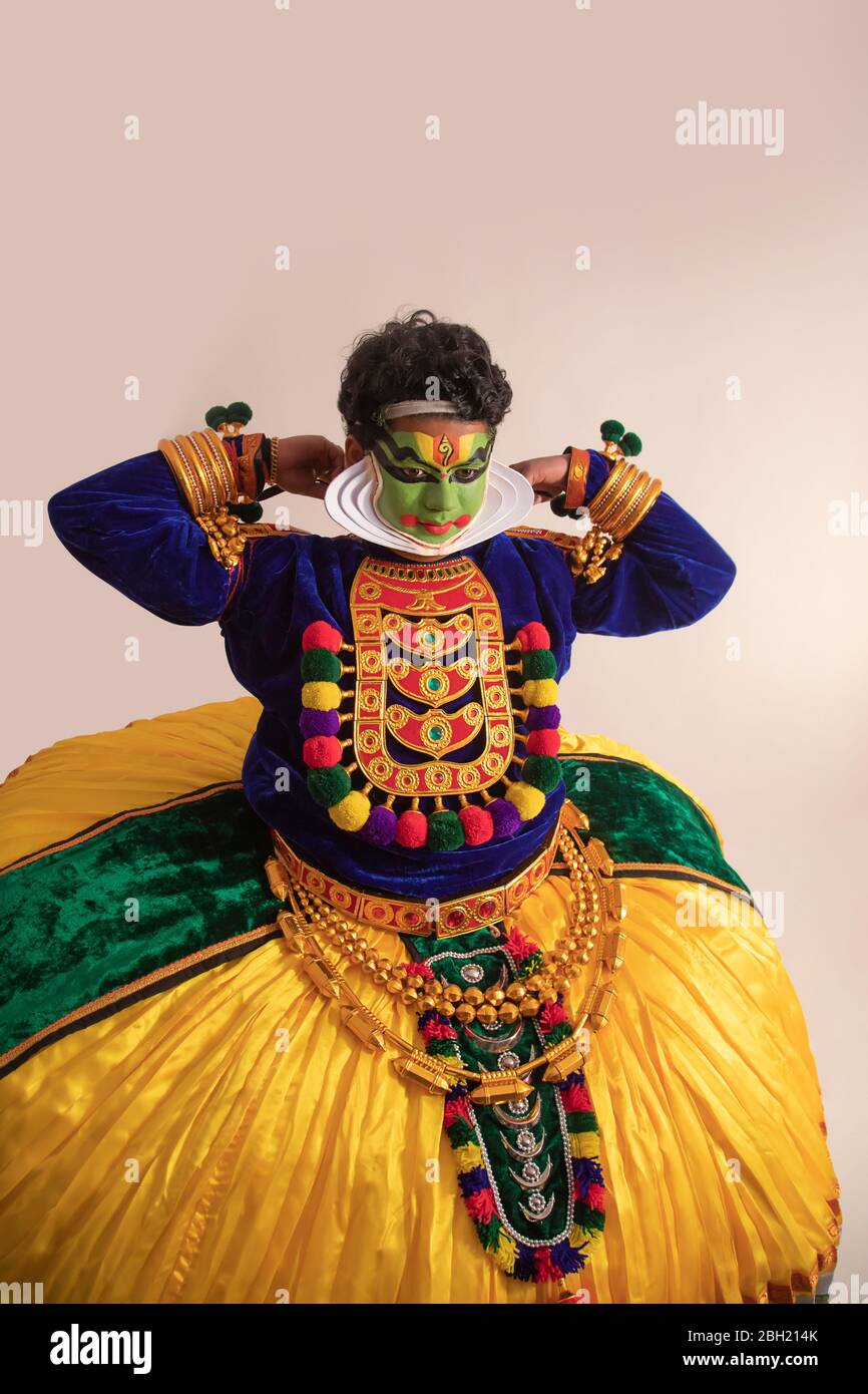 Kathakali Tänzer trägt Schmuck über seinem Kostüm, während er sich für die Aufführung vorbereitet. Stockfoto