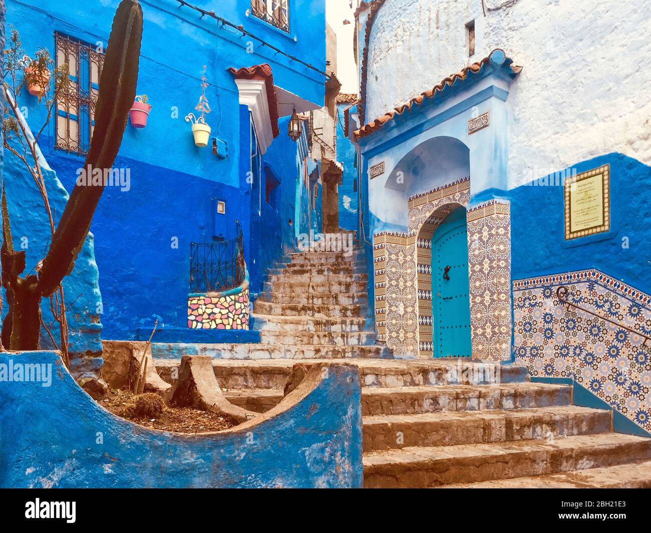 Marokko, Chefchaouen Provinz, Chefchaouen, Schritte in Richtung schmale Gasse zwischen alten blauen Häusern Stockfoto