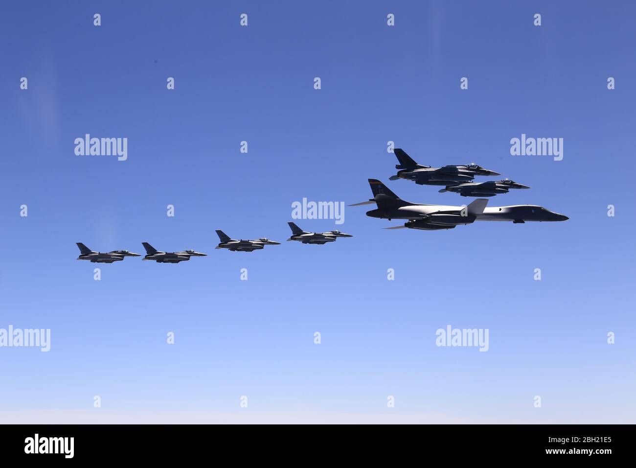 , Japan. April 2020. Ein US Air Force B-1B Lancer Stealth Bomber Flugzeug von und F-16 Kampf Falcons Kampfflugzeug fliegen und begleiten Training Mission mit Japan Air Self-Defense Force F-2 und F-15 Kampfflugzeuge 22. April 2020 vor der Küste von Nordjapan. Quelle: JASDF/US Air Force/Alamy Live News Stockfoto