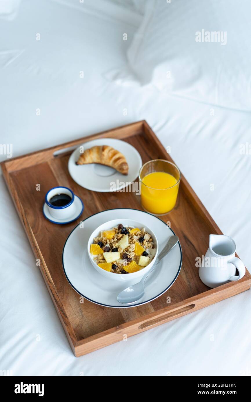 Frühstückstablett auf Bett Stockfoto