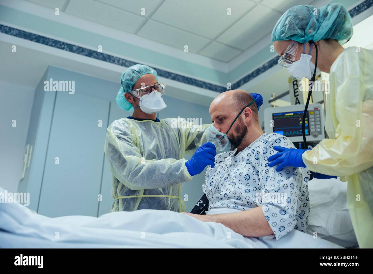 Ärzte, die dem Patienten in der Notaufnahme eines Krankenhauses künstliche Beatmung geben Stockfoto