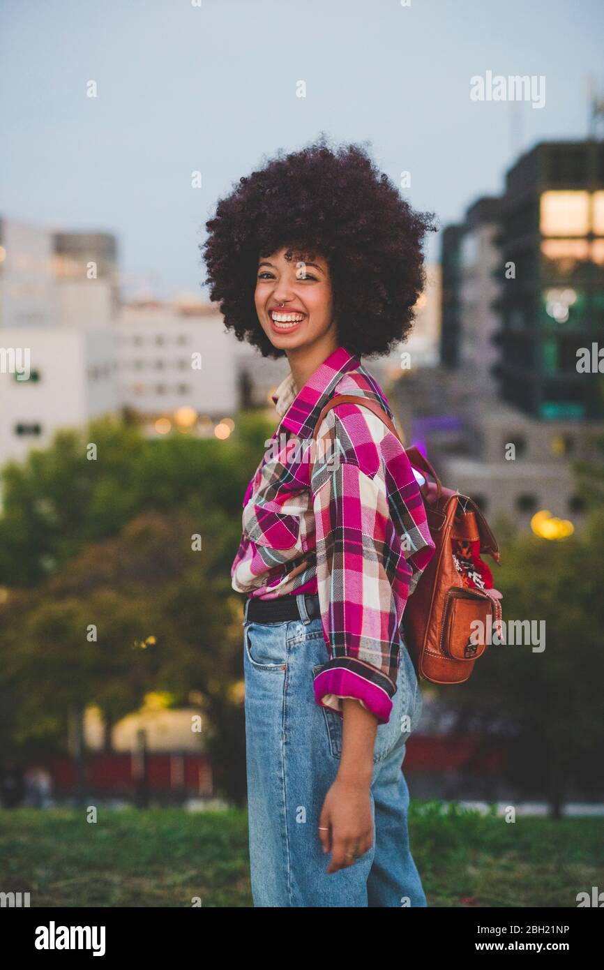 Porträt einer glücklichen jungen Frau mit Afro-Frisur Stockfoto