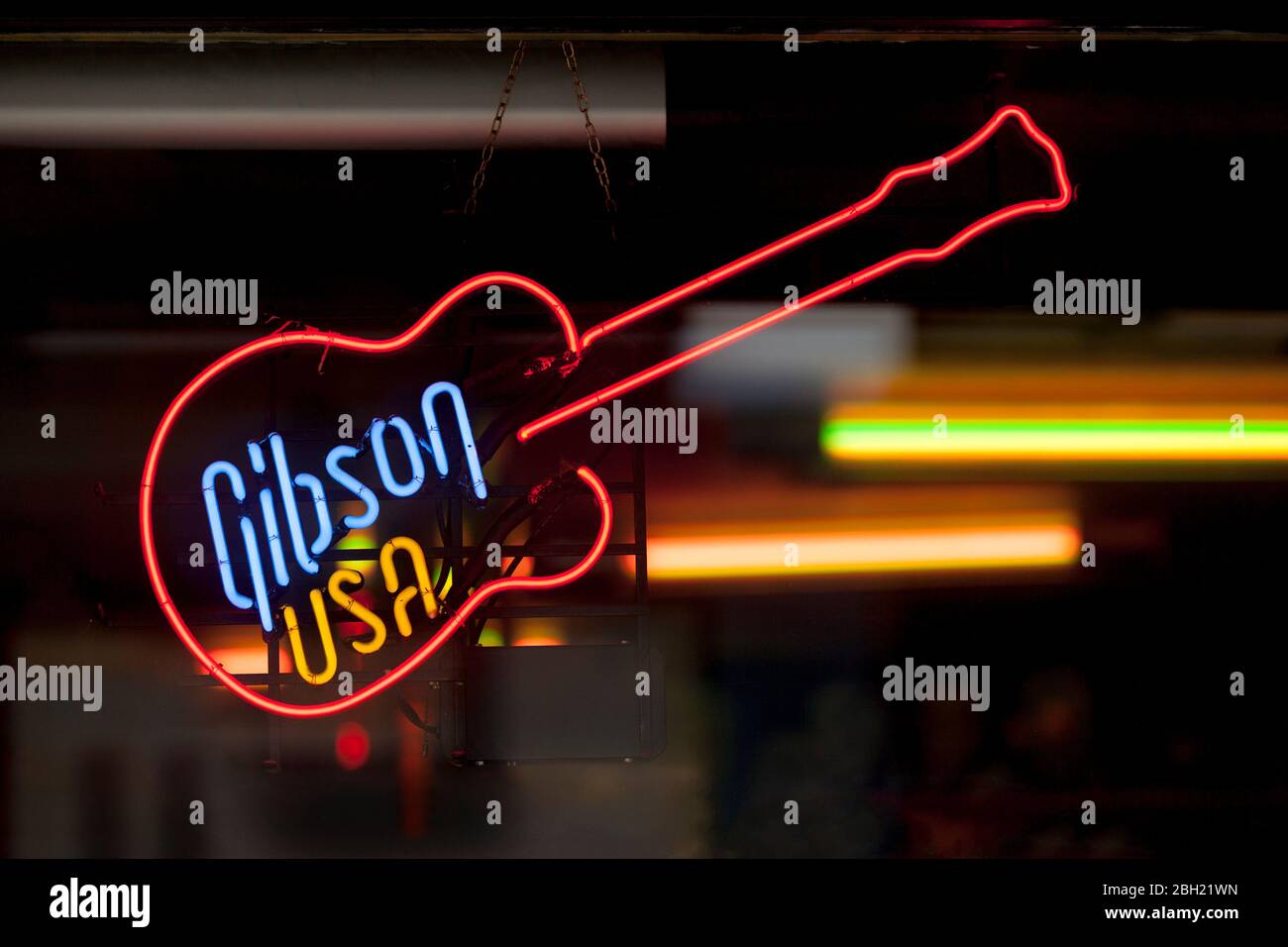 Nahaufnahme auf einem Neonlicht in Form einer Gitarre mit innen 'Gibson USA' geschrieben. Stockfoto
