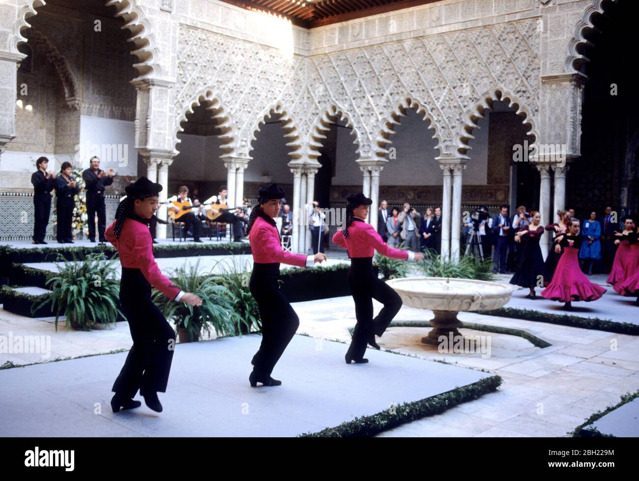 HM Queen Elizabeth und HRH Prince Philip in Begleitung des Königs Juan Carlos und Königin Sofia von Spanien sehen Sie eine spanische Flamenco-Tanzvorführungen im Al Stockfoto