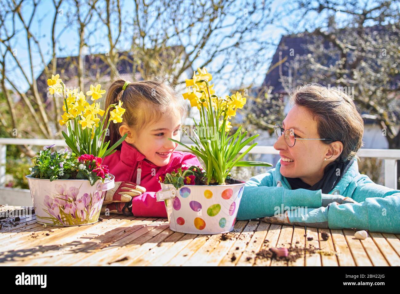 Mutter und Tochter Pflanzen Blumen auf dem Balkon Stockfoto