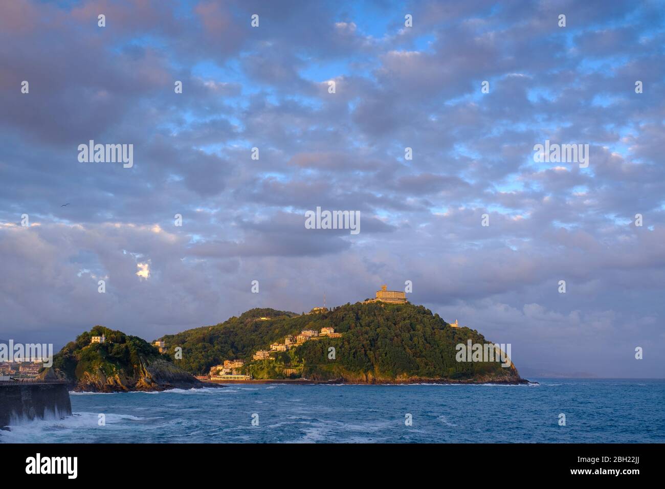 Spanien, Gipuzkoa, San Sebastian, Wolken über Monte Igueldo in der Dämmerung Stockfoto