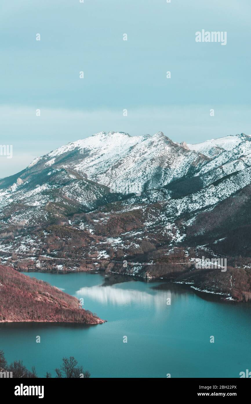 Blick auf schneebedeckte Berge und See, Leon Provinz, Spanien Stockfoto