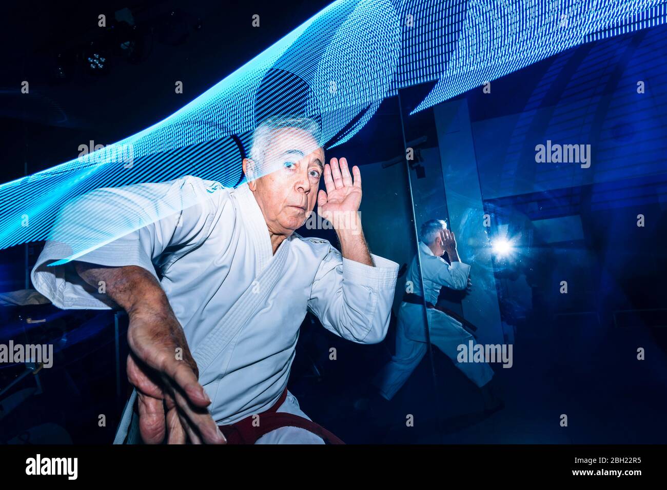 Zusammensetzung aus älteren Mann üben Karate Stockfoto