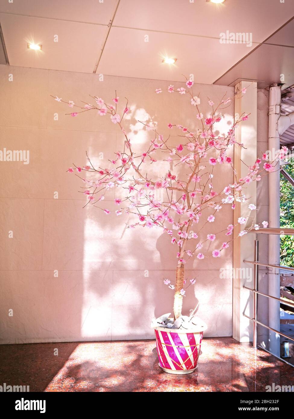 Schner knstlicher Baum in einem Topf mit rosa Blten auf sten  Stockfotografie - Alamy