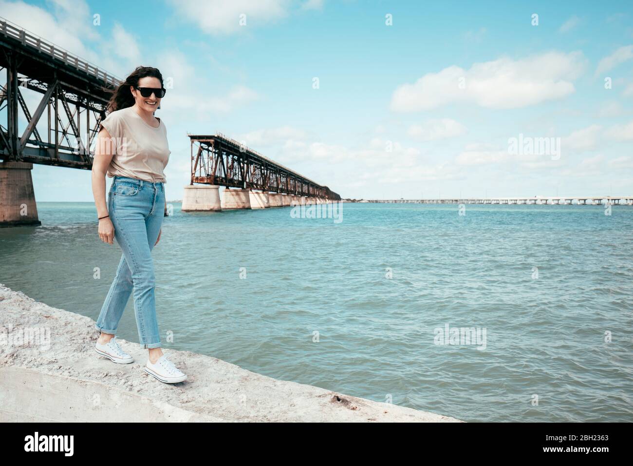 Frau, die vor der Bahia Honda Rail Bridge, Florida Keys, USA, läuft Stockfoto
