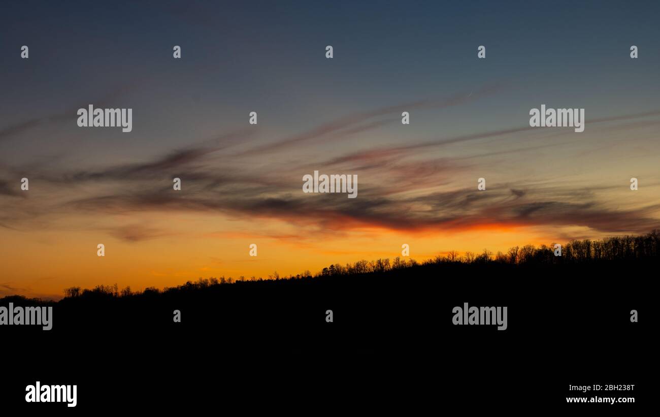 Der Himmel wird bunt mit wenig Sonnenlicht in Central Appalachia. Stockfoto