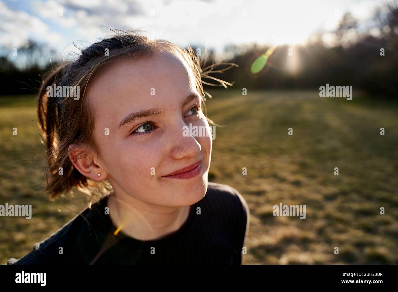 Portrait von lächelndem Mädchen auf einer Wiese Stockfoto