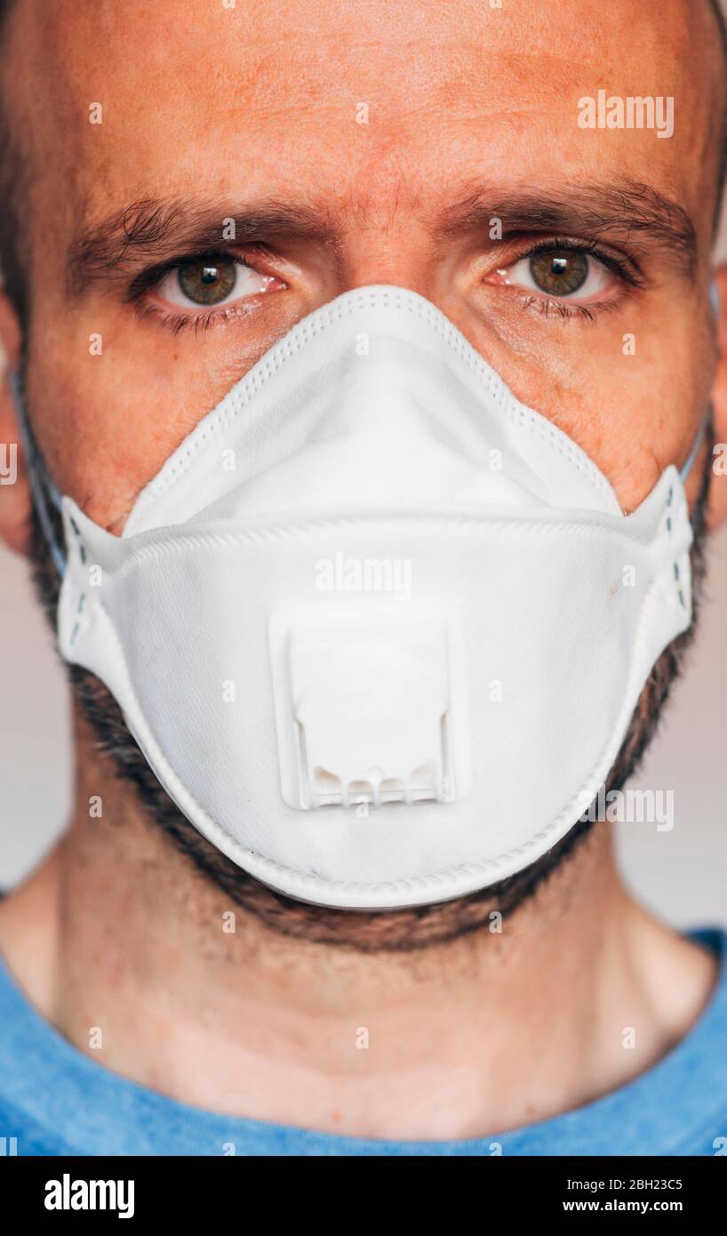 Porträt des Mannes mit Atemschutzmaske Stockfoto