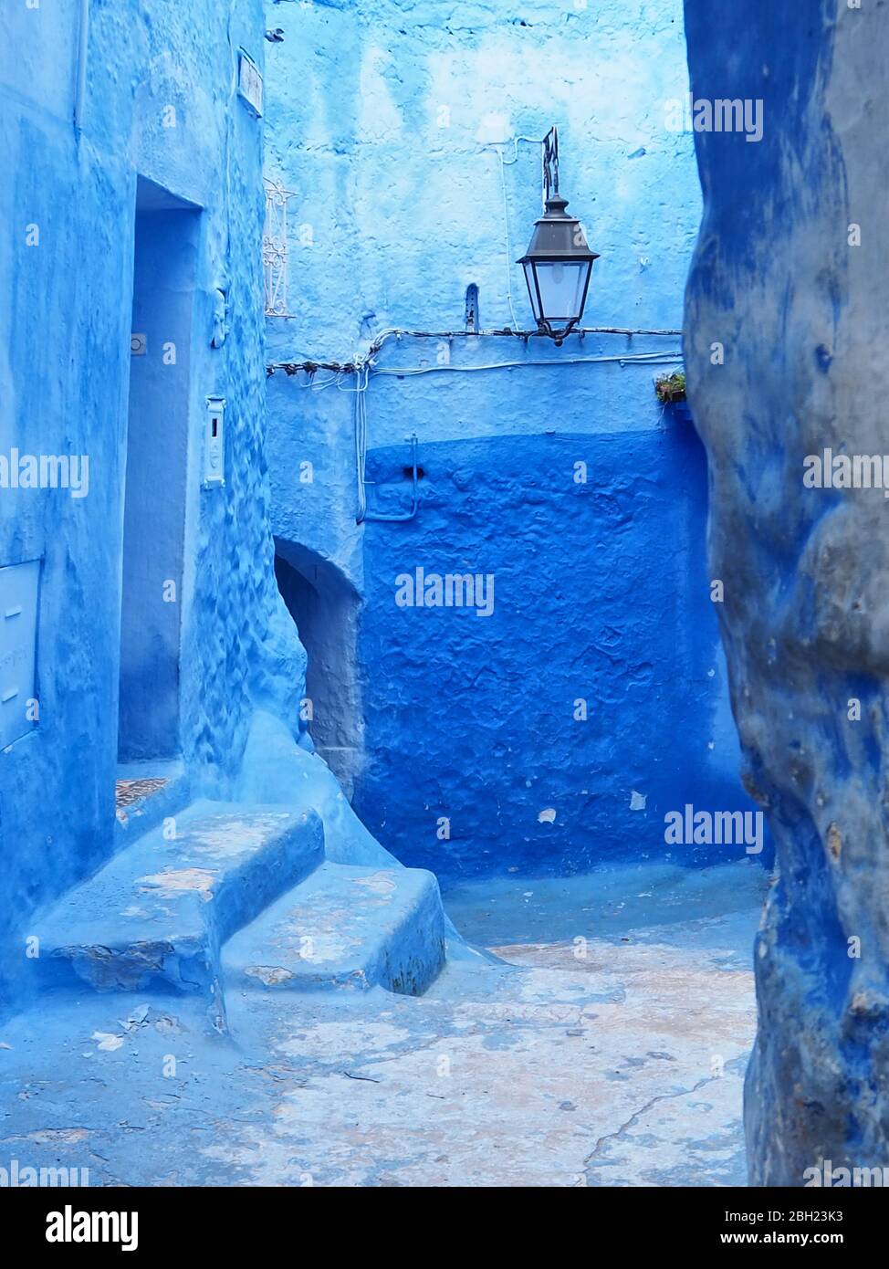 Marokko, Chefchaouen, Chefchaouen, leere Gasse zwischen alten blauen Häusern Stockfoto