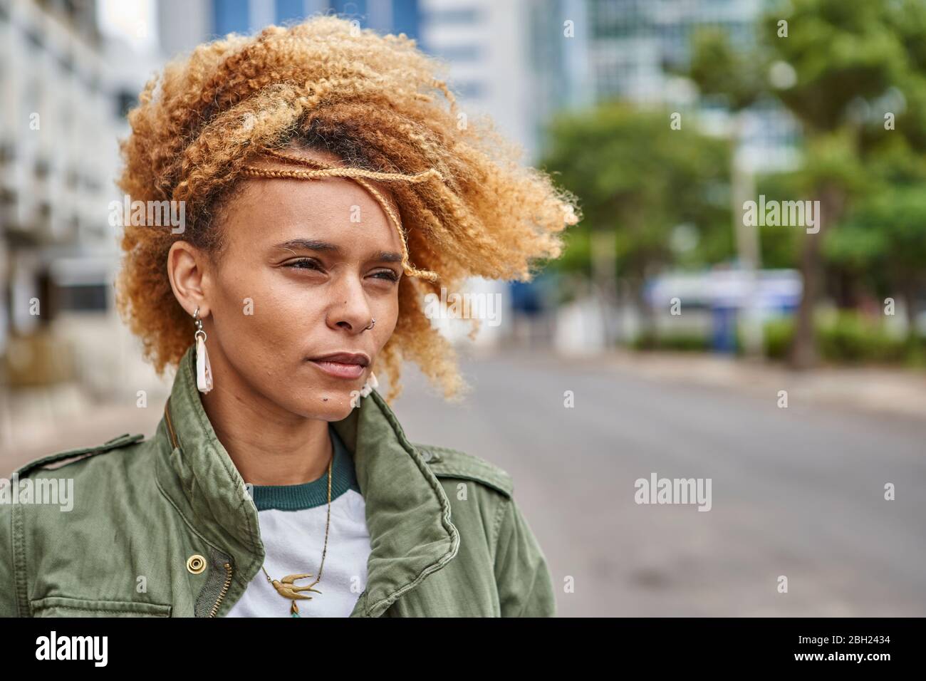 Porträt einer jungen Frau mit Afro-Frisur in der Stadt Stockfoto