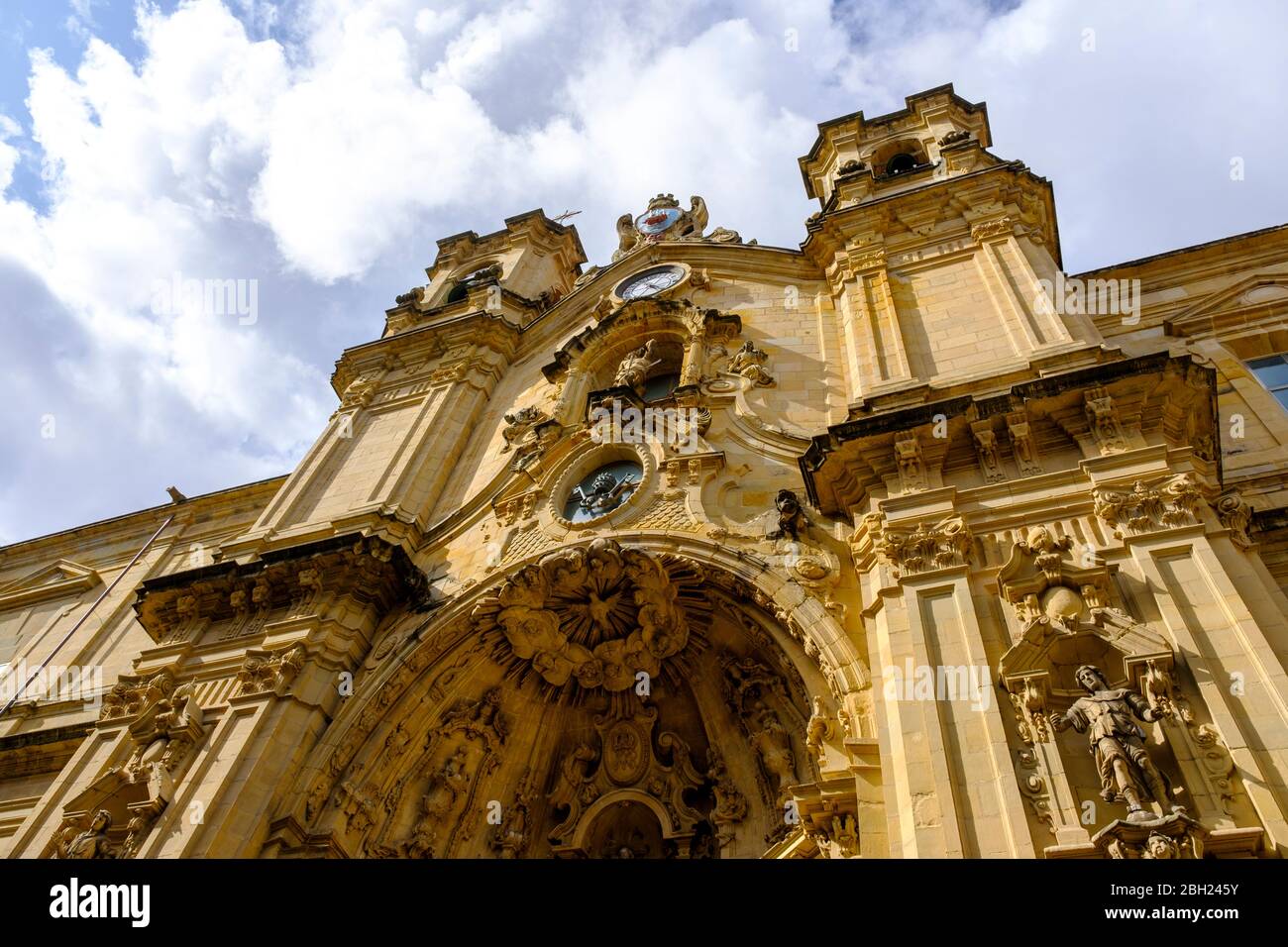 Spanien, Gipuzkoa, San Sebastian, Flachansicht des kunstvollen Torboges der Basilika der Heiligen Maria von Chorus Stockfoto