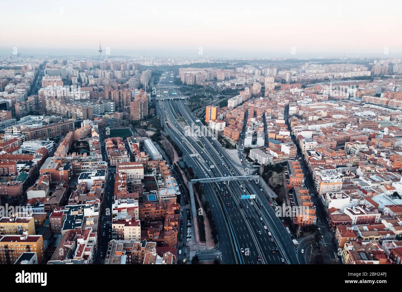 Spanien, Madrid, Helikopter-Ansicht von mehrspurigen Autobahnen in der Mitte der Stadt Stockfoto