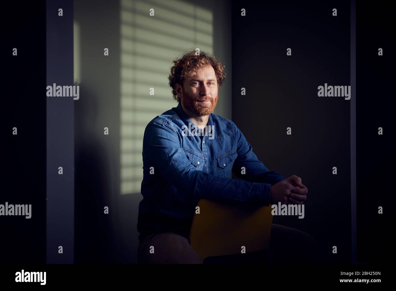 Porträt eines entspannten, zwanglosen Geschäftsmannes im Sitzen Stockfoto