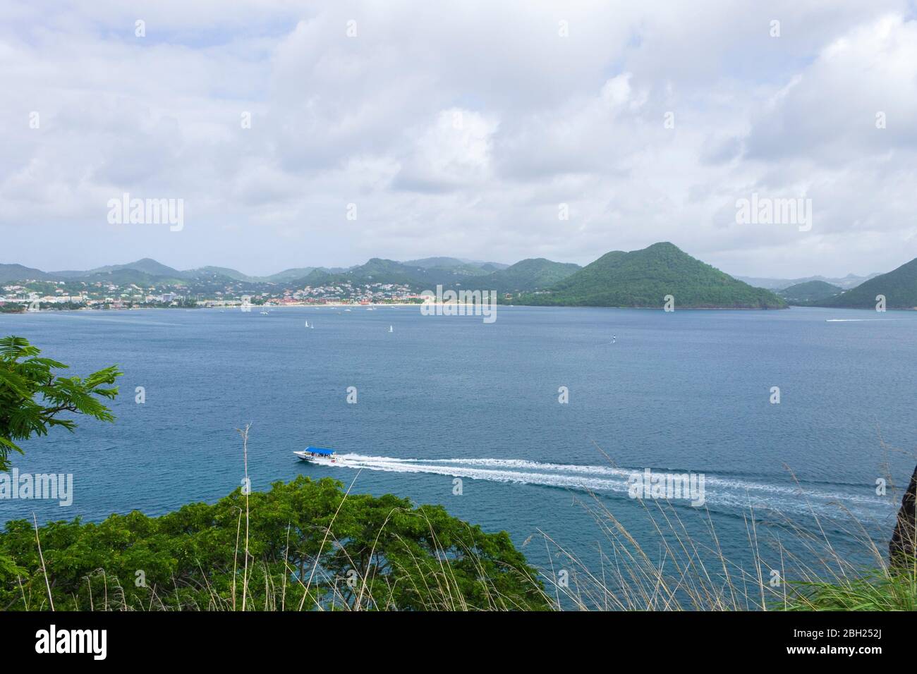 Panoramablick auf das Meer und hügelige Landschaft im Hintergrund an einem bewölkten Tag Stockfoto