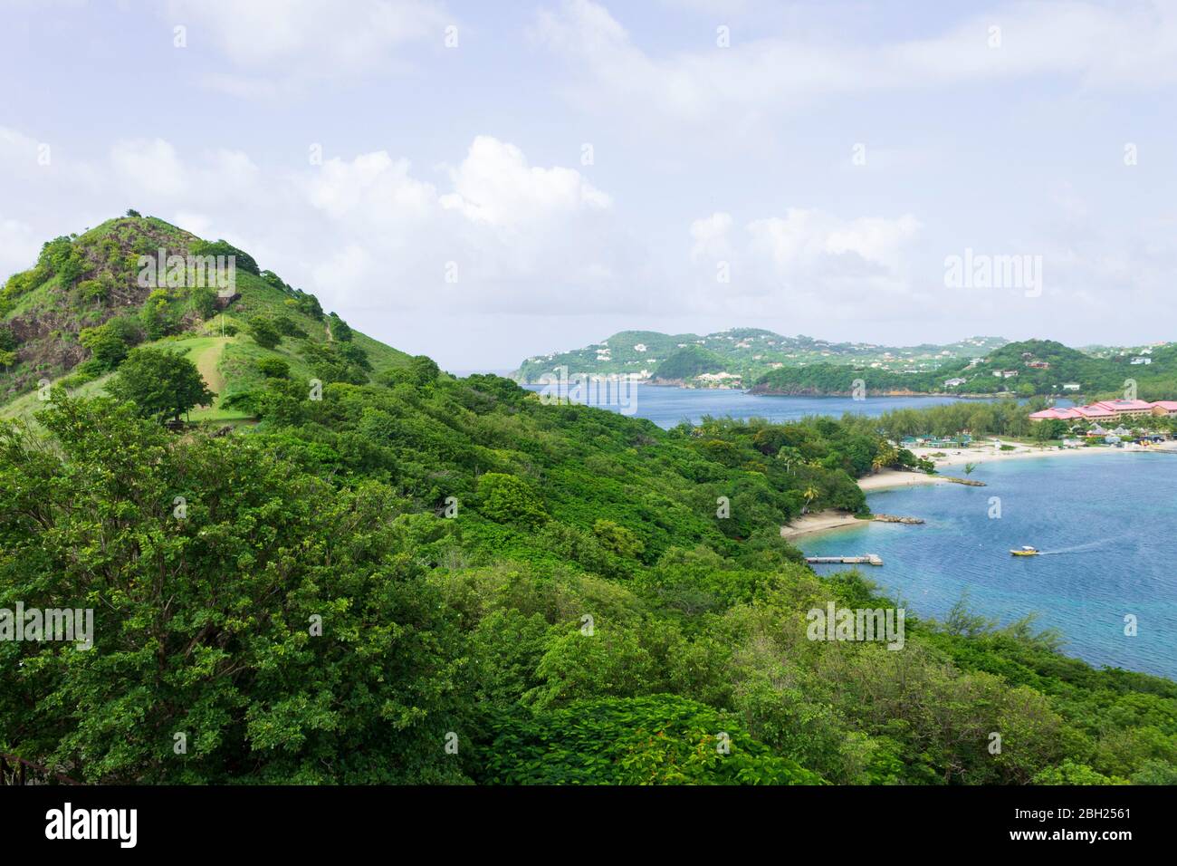 Schöne Panoramablick auf grüne Landschaft hellblauen Himmel und blaues Meer im tropischen St. Lucia Stockfoto